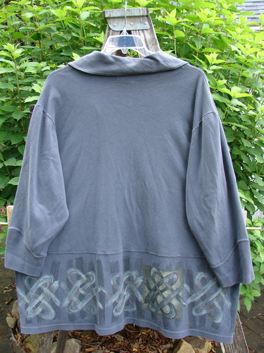 2000 Interlock Peat Bog Top Celtic Turn Cliffshadow Size 2 features a deep V-neckline, unique kangaroo pocket, double-paneled hemline, and cuffs. It's a heavy-weight, densely knit cotton piece with signature Blue Fish patch.