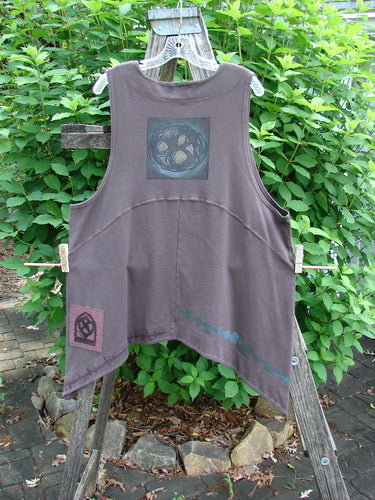 2000 Interlock Edinburg Vest Celtic Peat Size 1 features a dramatic pointed side hem, double paneled hemline, and colorful Celtic theme paint, embodying Bluefishfinder.com's vintage style and creative expression.