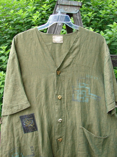 2000 Cross Dye Linen Patched Downtown Jacket Exploration Patch Meadow Size 2: Green shirt with patches, ceramic glazed buttons, A-line shape, oversized pocket, V neckline, vented sides.