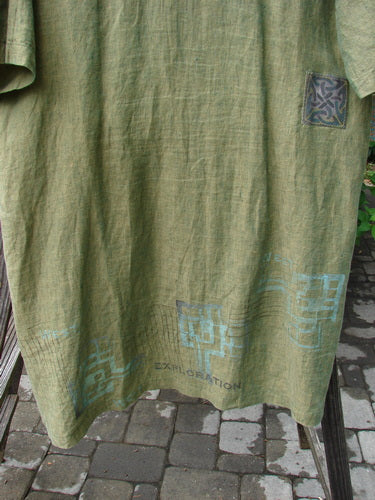 2000 Cross Dye Linen Patched Downtown Jacket Exploration Patch Meadow Size 2: A green shirt with a design on it, featuring ceramic glazed buttons and an A-line shape.