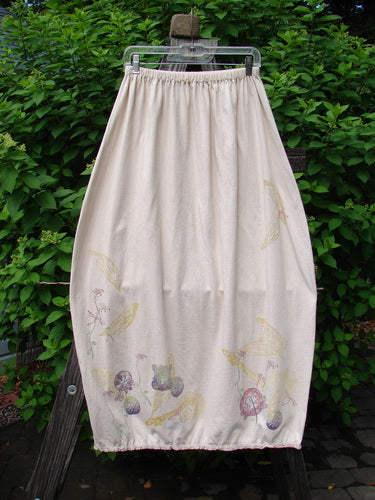 A Barclay Little Lace Trim Skirt with a garden folly theme and sweet laced hem. Made from organic cotton, this crème skirt is in perfect condition. Size 2.