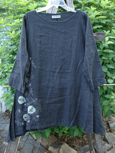 Barclay Linen Tall Vent Tunic Side Garden Black Size 1 features a flowy A-line flair with tall vented sides, a rounded neckline, and three-quarter sleeves, showcasing a side garden floral design.