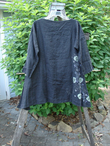 Barclay Linen Tall Vent Tunic Side Garden Black Size 1 displayed on a clothes rack, showcasing its A-line flair, rounded neckline, and three-quarter sleeves, highlighting the tunic's flowy shape and vented sides.
