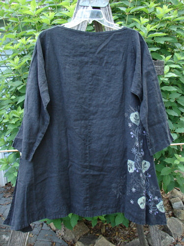 Barclay Linen Tall Vent Tunic Side Garden Black Size 1 displayed hanging, showcasing its tall vented sides, A-line flair, rounded neckline, and three-quarter sleeves, capturing its flowy shape and intricate detailing.