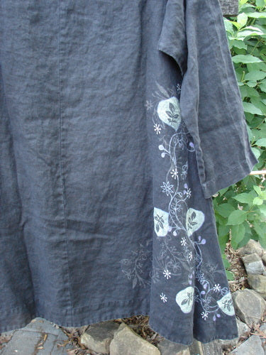 Barclay Linen Tall Vent Tunic Side Garden Black Size 1, showcasing tall vented sides, A-line flair, rounded neckline, three-quarter sleeves, and flowy shape, epitomizes BlueFishFinder's vintage, creative fashion ethos.
