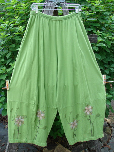 Barclay 4 Square Pant Floral Reach Spearmint Size 0 features a unique draping design with floral patterns, showcasing a 3D diamond cut from knee down, complete with elastic waistband and pockets.