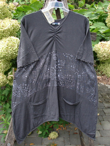 Barclay NWT Perfect Day Pocket Tunic Dress Script Daisy Black Sand Size 0, features gathered V-neck, long sleeves, floral A-line design, oversized pockets, against hydrangea backdrop.