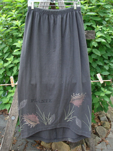 1998 Botanicals Corolla Skirt Plante Vine Raven Size 1 features a full elastic waistband and upward scooped front hemline with a botanical vine pattern. The skirt is pocketless and uniquely slenderizing.