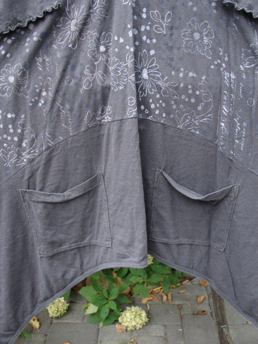 Barclay NWT Perfect Day Pocket Tunic Dress Script Daisy Black Sand Size 0 features a grey tunic with a floral pattern, two front patch pockets, and a rounded neckline.