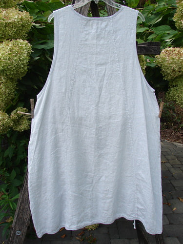 Barclay NWT Linen Image Pinafore Pocket Overpiece Floral Burst Dew Size 0 features a sleeveless design with dual exterior drop pockets, deeper arm openings, and a rounded neckline, displayed outdoors.