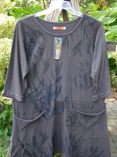 Barclay NWT Sunny Day Pocket Tunic Dress Flutter Bamboo Steel Meteorite Size 1 in slate-gray with a subtle botanical pattern, features ¾-length sleeves, front patch pockets, and a tag reading “Blue Fish.”
