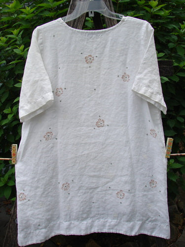Barclay Linen Shirt Tail Top Circle Center Daisy Chain White Size 0, featuring a rounded neckline, vented shirt tail hemline, and distinctive circle and daisy pattern. Perfect for expressing individuality.