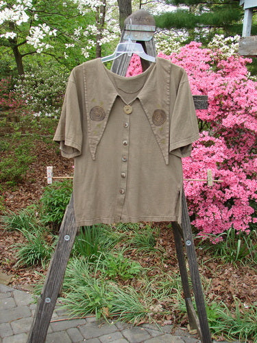 Vintage 1994 Compass Top Wind Garden Bark Size 1 from BlueFishFinder. Cotton shirt on a wooden post with detailed wind garden paint. Features a big pointed collar, original buttons, and nifty '94 stamp. Measurements: Bust 42, Waist 44, Hips 44, Length 26, Hem Circumference 42.