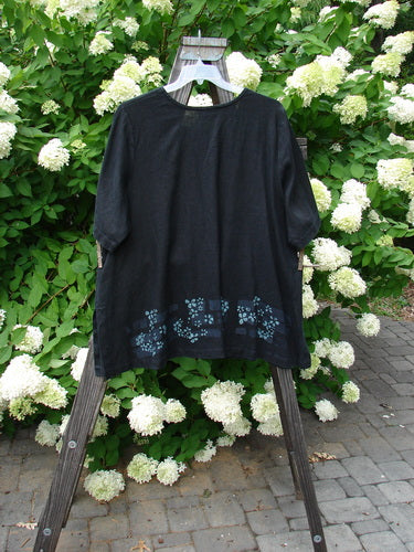 2000 T Top Floating Florals Black Size 2: A swing top made from heavy weight linen. Features include a smaller back shoulder line, a huge swinging A-line shape, continuous florals, and sweet side vents. Bust 54, Waist 58, Hips 62, Sweep 80, Length 30.