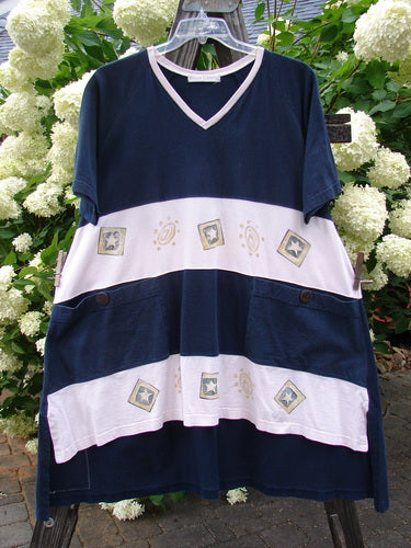1998 Cricket Top Star Game Crew Blue Size 2: A striped shirt with a unique vented hemline, front pockets, and a ribbed neckline. Made from organic cotton.
