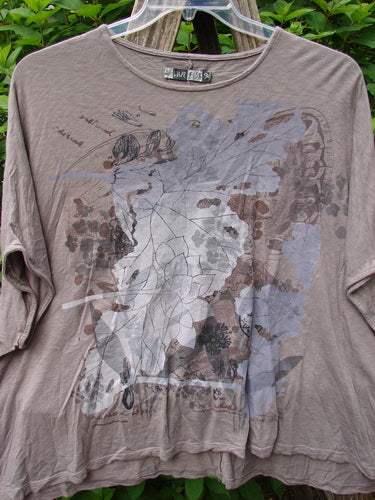 Barclay Cotton Slub Cricket Cap Sleeve Tee Leaf Play Light Stone OSFA: close-up shows seamless shoulder sleeve, rounded hemline, and graphic leaf design, embodying BlueFishFinder’s vintage-inspired, creative clothing ethos.