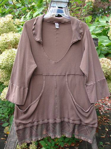 Barclay Thermal Flutter Neck Kangaroo Pocket Top Leaf Mud Size 0 displayed outdoors; features deep V-neck, three-quarter sleeves, kangaroo pockets, layered hem with contrasting detail, embodying BlueFishFinder's vintage style.