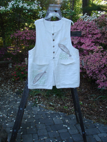 Vintage 1999 Textured Linen 2 Pocket Vest with Fish Patch on White. A-line silhouette, deep arm openings, oversized painted pockets, and 5 pearl buttons. Perfect for summer. Bust 16, Waist 44, Hips 50, Length 30.