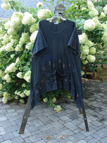 Image: A blue shirt hanging on a clothesline with a plant in the foreground.

Alt text: Barclay Double Pocket Bounce Tunic Dress Rose Faded Black Size 2, a blue shirt hanging on a clothesline with a plant in the foreground.