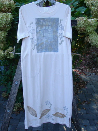 1999 Straight Dress Window Chair Teadye Size 0, displayed on a wooden ladder, features a rounded paneled neckline, short sleeves, floral motifs, and unique side pockets, embodying BlueFishFinder’s creative vintage style.