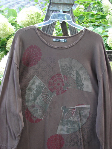 A brown long-sleeved Barclay Café Tunic with a fan design on it, made from organic cotton. Generous shape, cozy sleeves. Bust 60, Waist 60, Hips 60, Length 37.
