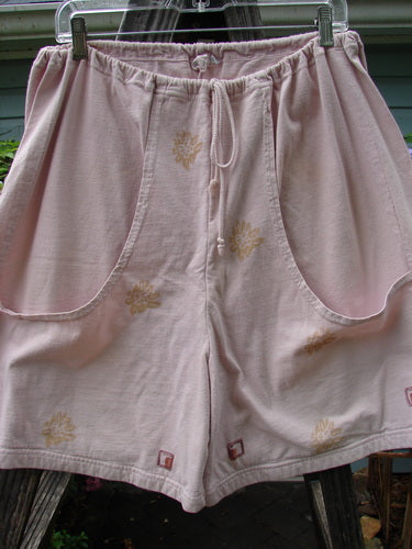 Vintage 1994 Bushel Pocket Garden Short in Pink Granite, Size 1. Mid Weight Cotton with Full Drawstring Waistline, Generous Front Pockets, Double Panel, and Short Inseam. Supreme Vintage Floral Theme. Waist 26-46, Hips 46, Inseam 6, Length 18 Inches. From BlueFishFinder.com.