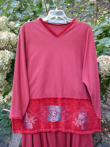 1996 Velvet Arrowhead Sofia Duo Pomegranate Size 1 2: Long-sleeved V-neck red tunic with darker band and subtle pattern, hanging outdoors, highlighting its vintage charm and unique design from Bluefishfinder's collection.