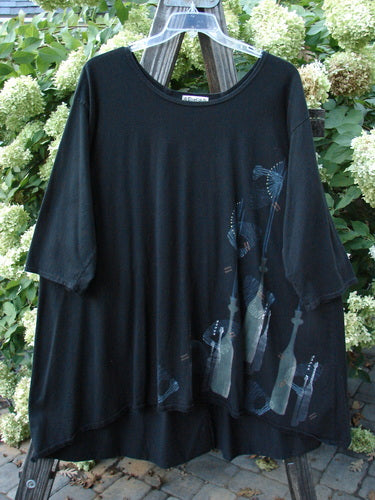 A black Barclay Hi Low Tunic Top with a graphic design on it. Features a soft neckline, varying hemline, and longer three-quarter length sleeves. Size 2.