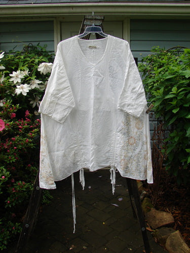 Barclay Linen Venetian Vented Tunic Dress Soft Side Floral White Size 2 displayed on a mannequin with three-quarter sleeves, capturing the vintage elegance and creative freedom of BlueFishFinder's collection.