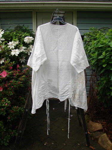 Barclay Linen Venetian Vented Tunic Dress Soft Side Floral White Size 2 displayed on a swinger, showcasing its three-quarter sleeves and elegant design.