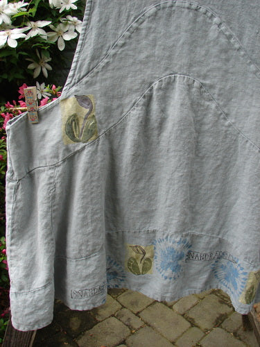 A vintage 1998 Botanicals Leafhopper Jumper apron with a single tulip motif from Birdsong. Heavy linen, double-paneled waist, scooped neckline, and dropped sides. OSFA, Bust 16, Waist 60, Hips 82.