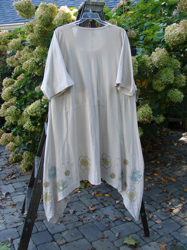 Barclay Cotton Lycra Double Pocket Bounce Tunic Dress Floral Creme Size 2: A white shirt with a flower design on a rack.
