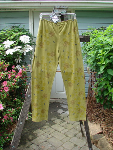 Barclay NWT Cotton Lycra Legging Leaf Flower Peapod Size 2 displayed on a wooden ladder, showcasing its relaxed fit, floral pattern, and soft texture.