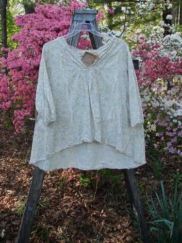Magnolia Pearl NWT European Cotton Bondi Blouse Fleuri OSFA features a V-neckline, three-quarter sleeves, and a high-low hem, adorned with pintuck plackets and floral block prints.