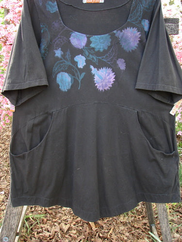 Barclay Short Sleeved Be There Top Floral Bud Black Size 1 features a scooped neckline, angular pockets, and subtle floral pattern on the chest, perfect for expressing individuality with organic cotton elegance.