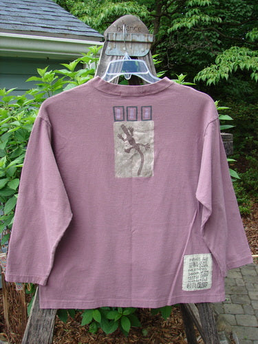 1996 Long Sleeved Tee Frog Pond Petunia Size 0: Features a lizard graphic on the front, slightly dropped shoulders, and a thicker ribbed neckline. Made from mid-weight organic cotton, in excellent condition.