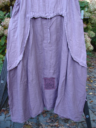 Barclay PMU Linen Explorer Jumper Pansy Lavender Size 2: A lavender jumper with a scoop neckline and billowy lower sweep. Features an exterior offset upper pocket and a signature patch rear center.