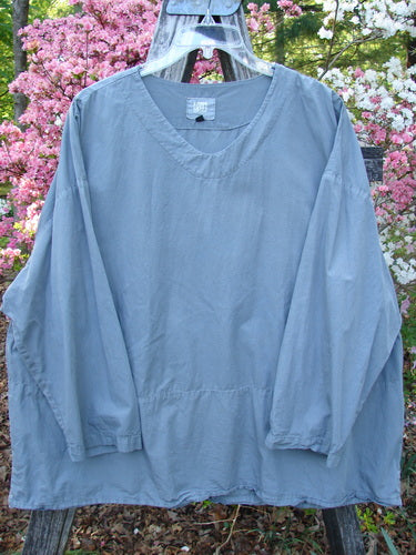 2000 Percal Overshirt Top Unpainted Eucalyptus Size 2, showcases a loose, long-sleeved design with a shallow V-neck and dropped shoulders, featuring an elastic waist for a casual, airy fit.