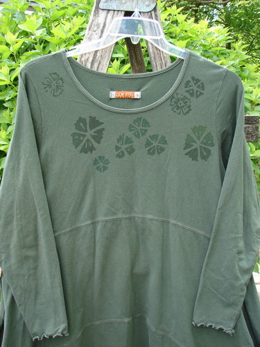 Barclay Cotton Lycra Shape Dress Wind Flower Deep Moss Size 1 on hanger; features a round neckline, stencil-style accents, lettuce-edge sleeves, and empire waist, showcasing Blue Fish’s vintage-inspired creativity.