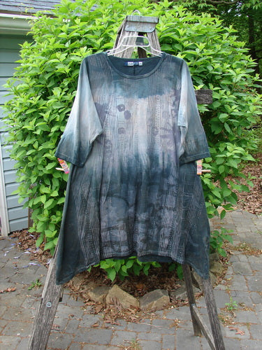 Barclay Wander Tunic Tee Rain Star Mottled Night Size 0: An oversized, A-line tunic with a smokey tie-dye effect, hanging outdoors. Features include three-quarter sleeves, rounded neckline, and varying hem lengths.