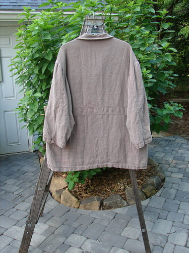 1999 PMU Single Patch Hemp Yard Coat Shale Size 2 displayed on a wooden rack highlights its super thick metal buttons, triangular front drop pockets, and soft flannel lining.