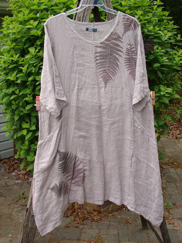 Barclay Linen Wave Pocket Dress Fern Mallow Quartz Size 0, featuring a scoop neckline, dropped sleeves, side pockets, and a subtle fern-leaf print on lightweight linen, hanging outdoors.