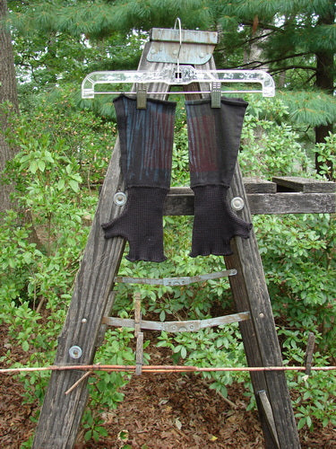 Barclay Cotton Lycra Thermal Fingerless Forearm Glove in Linear Black, displayed on a wooden ladder. Featuring curly lower thermal edgings, thumbholes, and a four-finger top opening.