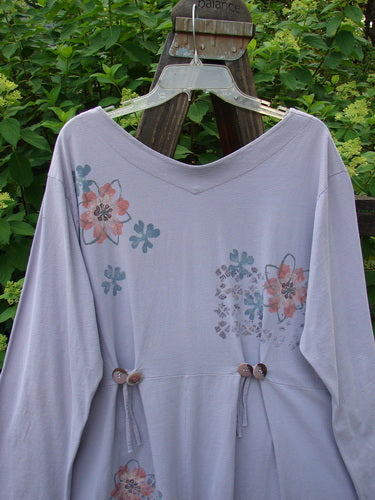 2000 4 Vent Top Daisy Grid Pale Purple Size 1: A long-sleeved shirt with flowers, rippie buttons, and unique vents. Made from organic cotton.