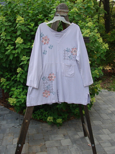 Image alt text: 2000 4 Vent Top Daisy Grid Pale Purple Size 1 - A shirt with floral paint and unique vents, made from organic cotton.