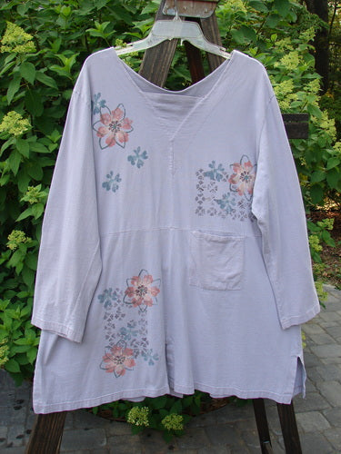 2000 4 Vent Top Daisy Grid Pale Purple Size 1: A white shirt with flowers on it, featuring a V-shaped neckline and sectional floral paint. Accented with rippie buttons and 4 unique vents.