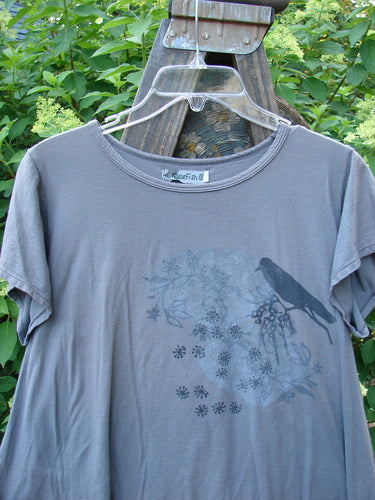 Barclay Batiste Cap Sleeved Top Night Bird Storm Grey Size 1: A grey t-shirt with a bird on it, featuring a slim crop shape, sweet cap sleeves, and a slight A-line flair. Made from featherweight cotton batiste.