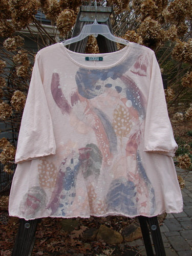 A Barclay Three Quarter Sleeved Textured A Lined Tee Top in Cloud Burst Natural, featuring a pink shirt with a pattern on it.