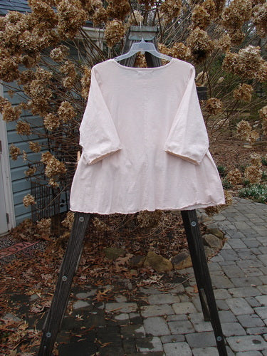 Image: A white shirt on a swinger in an outdoor setting.

Alt text: Barclay Three Quarter Sleeved Textured A Lined Tee Top Cloud Burst Natural Size 2, a white shirt on a swinger in an outdoor setting.