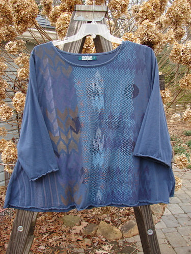 Image description: A blue shirt with a metallic arrow design on a hanger. The shirt has three-quarter sleeves and a cropped A-line shape. The neckline is rounded and rolled with sweet curly edgings. The back is unadorned. The shirt is made from mid-weight organic cotton and is in perfect condition. Size 2.

Alt text: Barclay Three Quarter Sleeved Crop A Lined Tee Top with Metallic Arrow design in Navy, Size 2, on a hanger.
